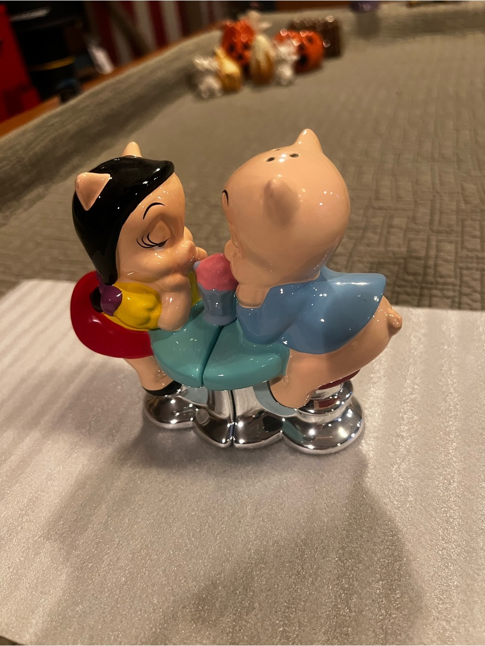 2000 Warner Bros Porky & Petunia Pig Salt & Pepper shaker set